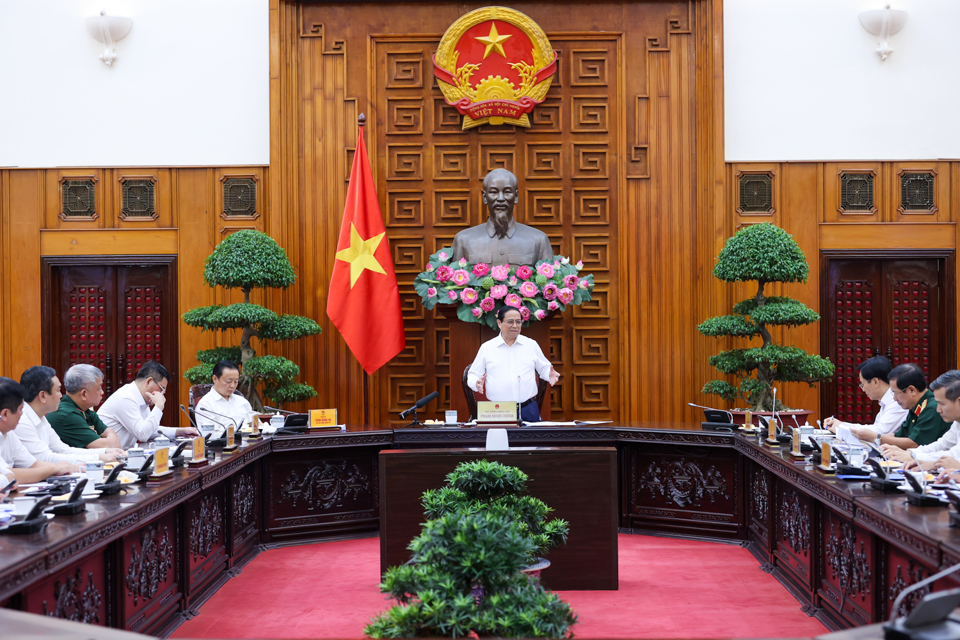 Thủ tướng Phạm Minh Ch&iacute;nh chủ tr&igrave; cuộc l&agrave;m việc trực tuyến với hai tỉnh H&agrave; Tĩnh, Nghệ An về t&igrave;nh h&igrave;nh thực hiện dự &aacute;n đường d&acirc;y 500 kV mạch 3 đoạn từ Quảng Trạch đến Phố Nối - Ảnh: VGP/Nhật Bắc