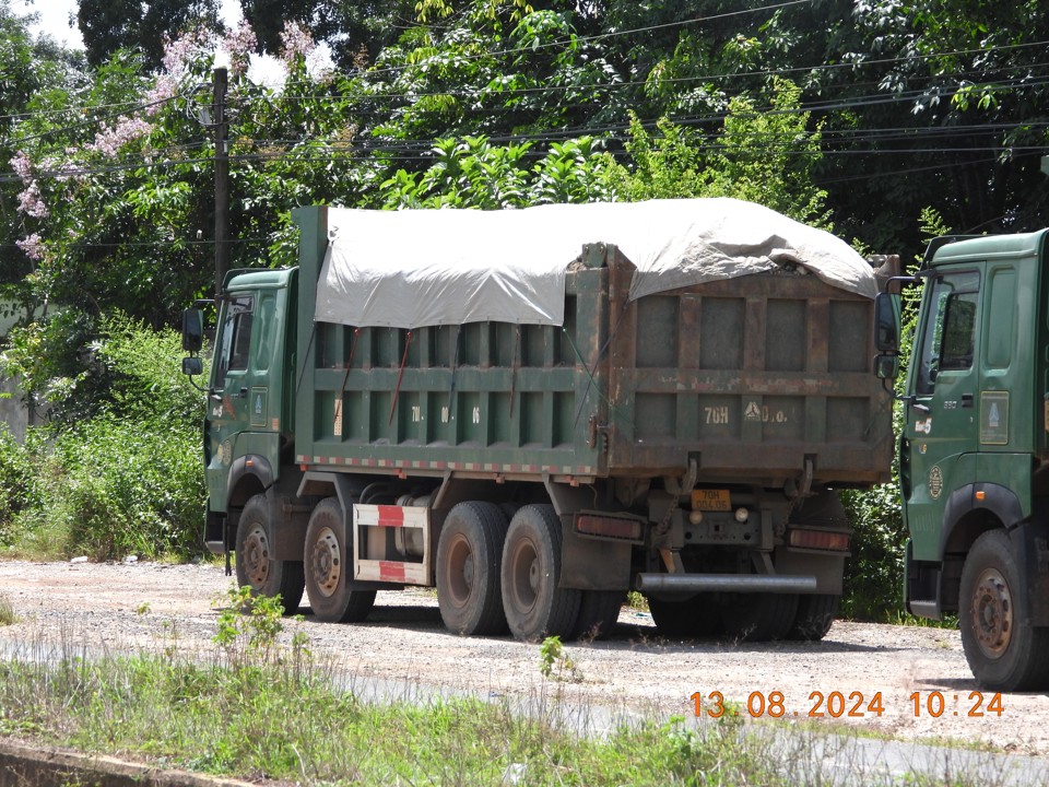 &nbsp;Điều đ&aacute;ng n&oacute;i l&agrave; cả 3 xe ben mang thương hiệu HoWo đều c&oacute; dấu hiệu cơi nới th&agrave;nh th&ugrave;ng cao gấp đ&ocirc;i so với nguy&ecirc;n bản, h&agrave;ng h&oacute;a tr&ecirc;n th&ugrave;ng được chất cao, c&oacute; dấu hiệu qu&aacute; tải trọng rất r&otilde; r&agrave;ng.&nbsp;