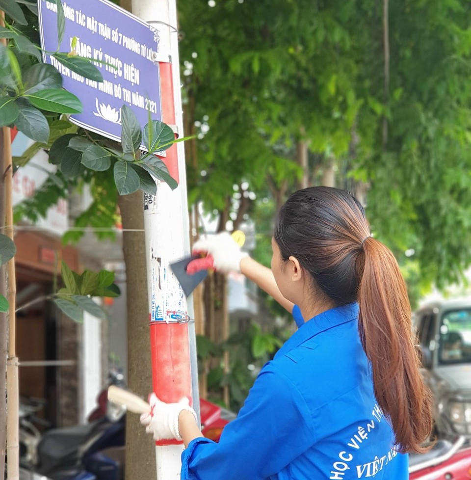 Đoàn viên thanh niên, sinh viên tích cực tham gia hưởng ứng mô hình xây dựng ngõ, phố ''văn minh đô thị'' do Ban Công tác Mặt trận số 7 phường Tứ Liên, quận Tây Hồ đăng ký thực hiện  