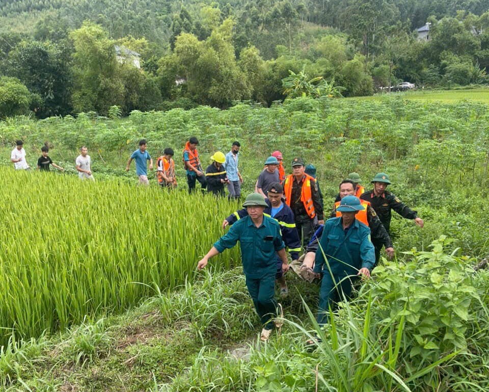 Lực lượng chức năng t&igrave;m kiếm c&aacute;c nạn nh&acirc;n thiệt mạng do nước lũ ở x&atilde; Đạo Tr&ugrave;. Ảnh: UBND x&atilde; Đạo Tr&ugrave;.