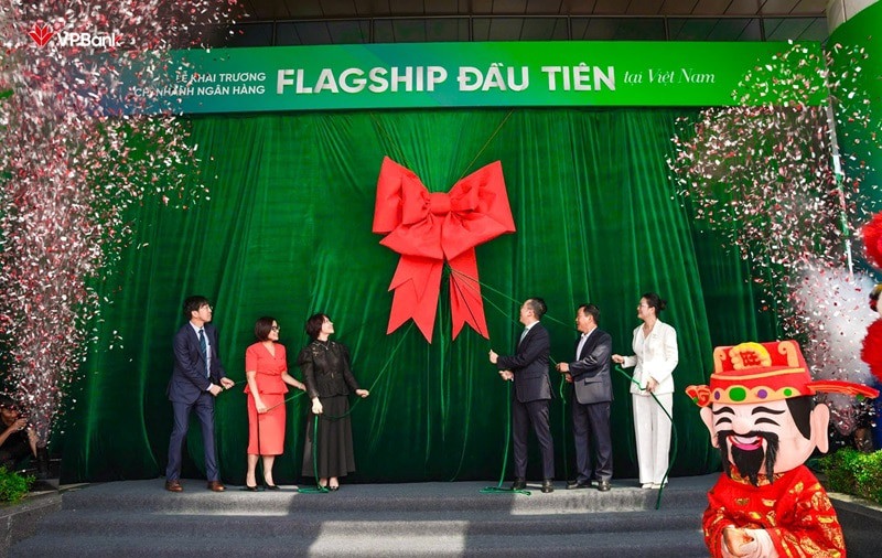 Ban l&atilde;nh đạo VPBank c&ugrave;ng k&eacute;o băng kh&aacute;nh th&agrave;nh chi nh&aacute;nh Flagship