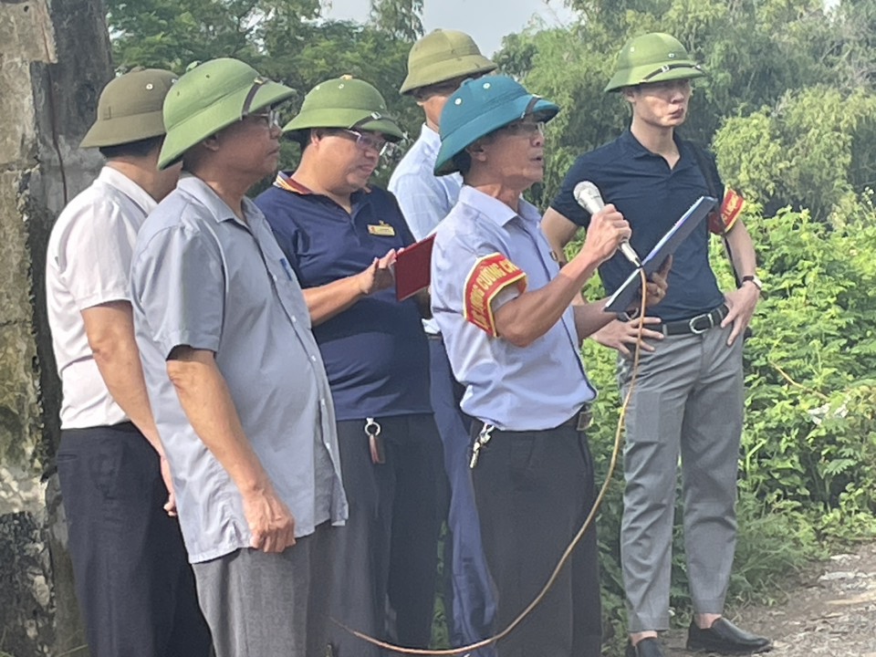 L&atilde;nh đạo UBND x&atilde; Hồng Minh đọc quyết định cưỡng chế thu hồi đất theo quy định