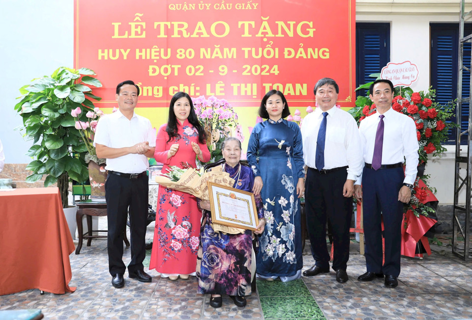 Ph&oacute; B&iacute; thư Thường trực Th&agrave;nh ủy Nguyễn Thị Tuyến trao Huy hiệu 80 năm tuổi Đảng tặng đảng vi&ecirc;n L&ecirc; Thị Toan.