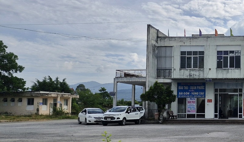 Bến xe thường xuy&ecirc;n đ&igrave;u hiu, vắng vẻ, thỉnh thoảng chỉ c&oacute; v&agrave;i xe taxi dừng đỗ tạm thời để đưa đ&oacute;n kh&aacute;ch