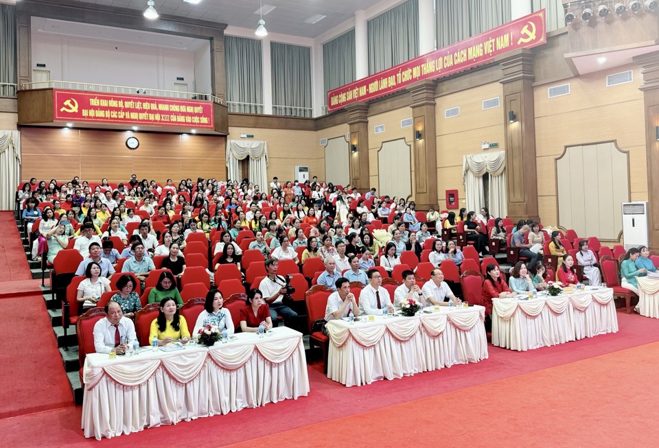 C&aacute;c đại biểu dự&nbsp;chung khảo giải thưởng &ldquo;Nh&agrave; gi&aacute;o Thanh Tr&igrave; t&acirc;m huyết, s&aacute;ng tạo&rdquo; lần thứ 8 năm 2024.