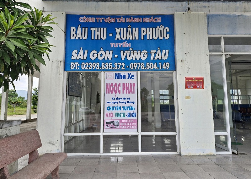 &ldquo;Bến xe chưa khai th&aacute;c hiệu quả, phương tiện v&agrave; h&agrave;nh kh&aacute;ch đi về tại bến rất &iacute;t. Đơn vị đang tiếp tục t&iacute;nh to&aacute;n c&aacute;c phương &aacute;n để khai th&aacute;c bến xe, tr&aacute;nh l&atilde;ng ph&iacute; nguồn lực đầu tư, đưa hoạt động vận tải h&agrave;nh kh&aacute;ch đi v&agrave;o nề nếp, đ&uacute;ng quy định&rdquo;, b&agrave; Hồ Thị L&agrave;nh- Trưởng Bến xe kh&aacute;ch thị x&atilde; Hồng Lĩnh cho biết