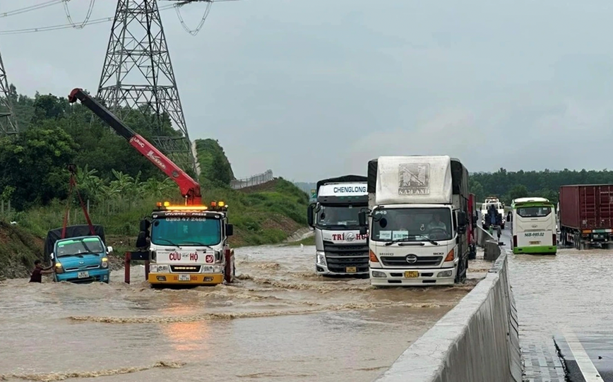 Cao tốc&nbsp;Dầu Gi&acirc;y - Phan Thiết xảy ra hiện tượng ngập cục bộ, ảnh hưởng đến an to&agrave;n giao th&ocirc;ng