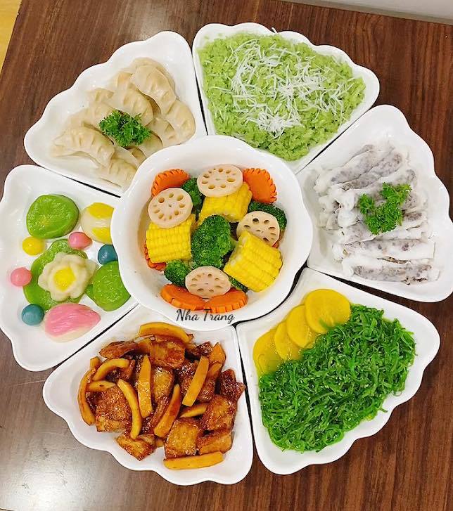 M&oacute;n chay gồm: b&aacute;nh cuốn nấm, salat rong biển, củ cải v&agrave;ng, chay rim dừa, tr&ocirc;i li&ecirc;n hoa, h&aacute; cảo hấp, x&ocirc;i xanh dừa (x&ocirc;i l&agrave;m từ m&agrave;u đậu biếc, bột nghệ), canh củ sen rau củ. Ảnh: Trần Nha Trang