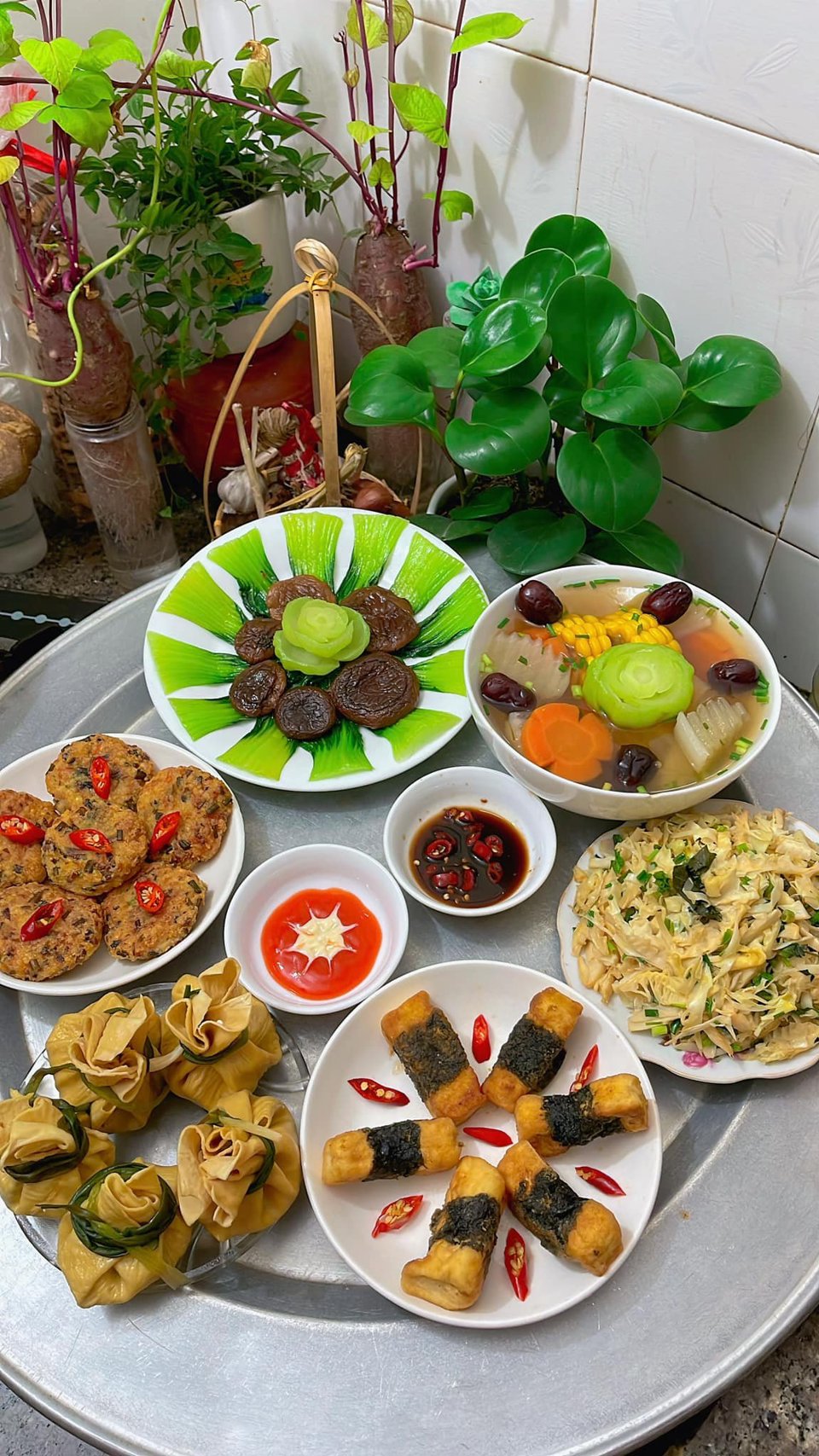 M&acirc;m chay: canh củ quả t&aacute;o đỏ, chả đỗ, t&agrave;u hũ ky bao bố, đậu cuộn rong biển, cải ch&iacute;p chao nấm, măng x&agrave;o t&iacute;a t&ocirc;. Ảnh: Linh Chi