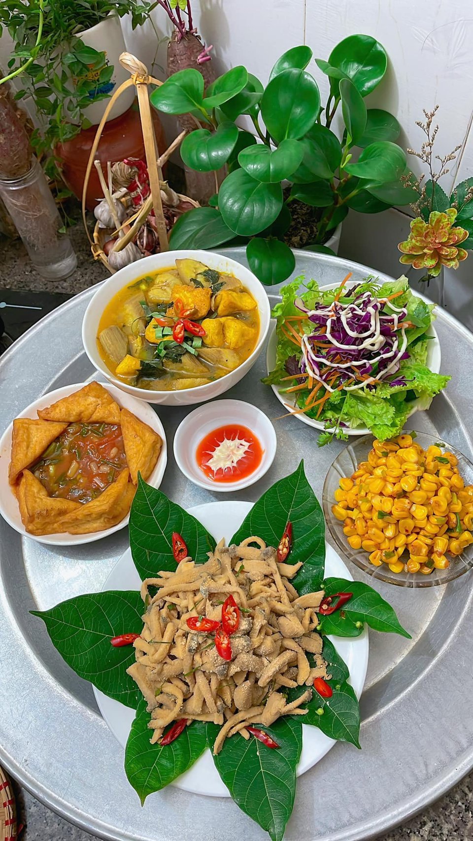 M&acirc;m chay gồm: canh chuối đậu, nem th&iacute;nh chay, đậu sốt c&agrave; chua, ng&ocirc; x&agrave;o cay, salad. Ảnh: Linh Chi