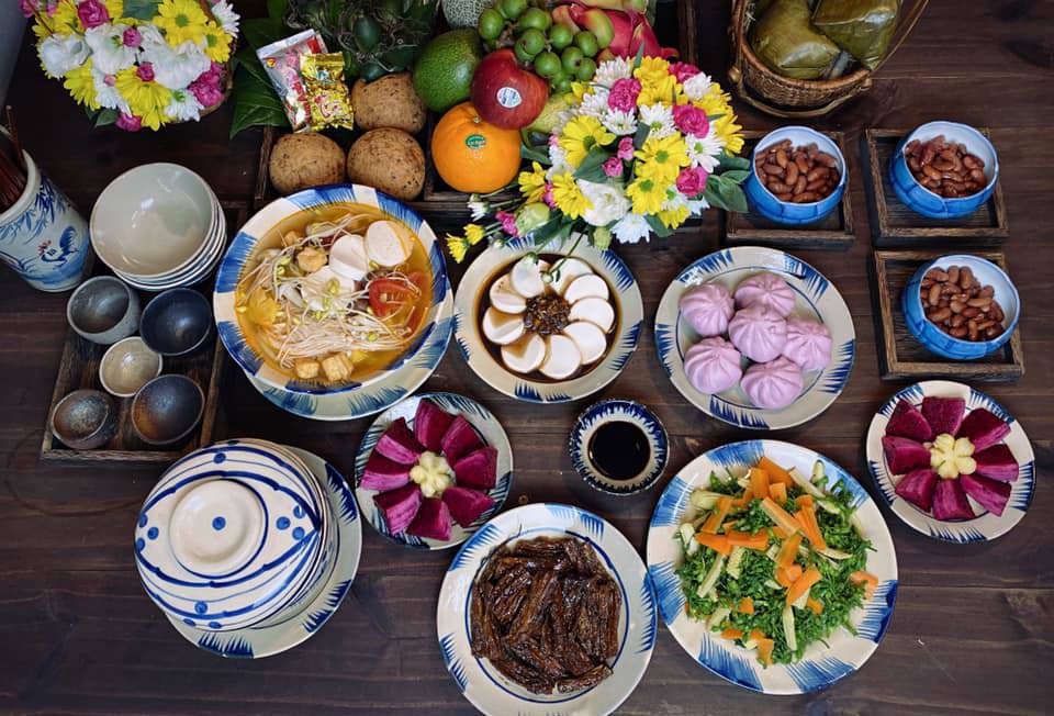 M&oacute;n chay gồm: b&aacute;nh cuốn nấm, salat rong biển, củ cải v&agrave;ng, chay rim dừa, tr&ocirc;i li&ecirc;n hoa, h&aacute; cảo hấp, x&ocirc;i xanh dừa (x&ocirc;i l&agrave;m từ m&agrave;u đậu biếc, bột nghệ), canh củ sen rau củ. Ảnh: Trần Nha Trang