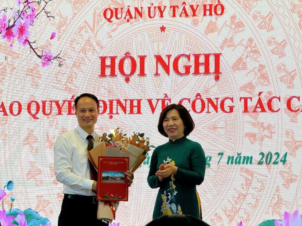 B&iacute; thư Quận ủy T&acirc;y Hồ L&ecirc; Thị Thu Hằng trao quyết định bổ nhiệm cho &ocirc;ng Nguyễn Tiến Mạnh.