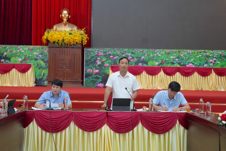 Chủ tịch UBND huyện Ứng H&ograve;a Nguyễn Tiến Thiết - Trưởng ban ATGT huyện ph&aacute;t biểu. Ảnh: Lại Tấn