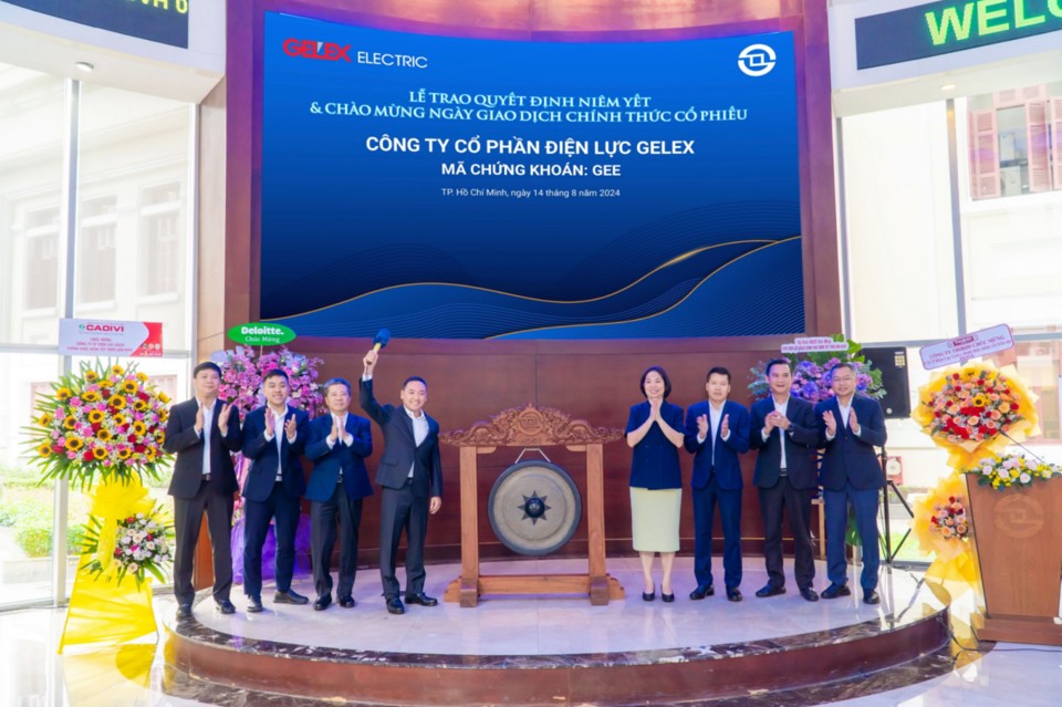 Ban L&atilde;nh đạo GELEX Electric thực hiện nghi thức đ&aacute;nh chi&ecirc;ng ch&agrave;o mừng ng&agrave;y giao dịch đầu ti&ecirc;n cổ phiếu GEE tr&ecirc;n HoSE.