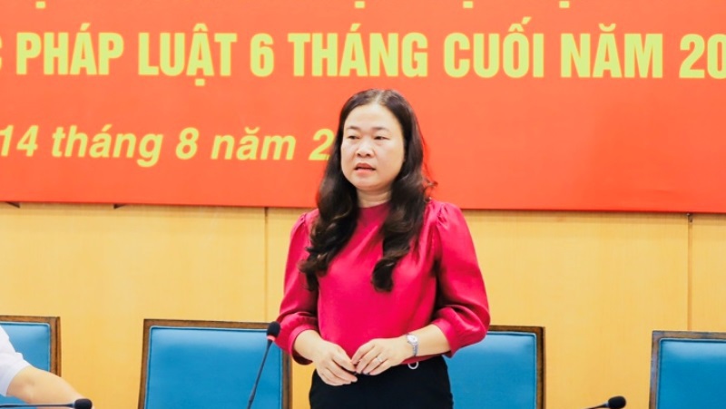 Ph&oacute; Gi&aacute;m đốc Sở Tư ph&aacute;p H&agrave; Nội Phạm Thị Thanh Hương - Ph&oacute; Chủ tịch Hội đồng Phối hợp PBGDPL TP H&agrave; Nội b&aacute;o c&aacute;o tại phi&ecirc;n họp. Ảnh: Huy Phạm