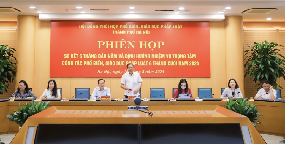 Ph&oacute; Chủ tịch Thường trực UBND TP L&ecirc; Hồng Sơn - Chủ tịch Hội đồng Phối hợp PBGDPL TP H&agrave; Nội chủ tr&igrave; phi&ecirc;n họp. Ảnh: Huy Phạm