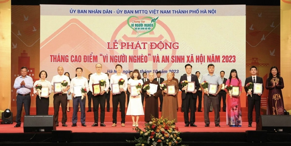 Ph&oacute; B&iacute; thư Th&agrave;nh ủy H&agrave; Nội Nguyễn Văn Phongm v&agrave; Chủ tịch Ủy ban Mặt trận Tổ quốc TP H&agrave; Nội Nguyễn Lan Hương tuy&ecirc;n dương c&aacute;c tập thể ti&ecirc;u biểu trong c&ocirc;ng t&aacute;c giảm ngh&egrave;o v&agrave; an sinh x&atilde; hội năm 2023