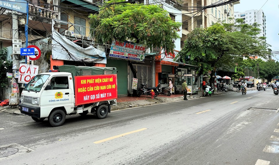 Lực lượng c&ocirc;ng an phường Mai Động tuần tra kiểm so&aacute;t tr&ecirc;n đường Lĩnh Nam