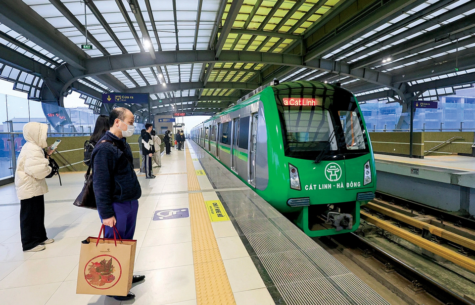 Hai tuyến đường sắt đ&ocirc; thị C&aacute;t Linh - H&agrave; Đ&ocirc;ng v&agrave; Nhổn - Ga H&agrave; Nội đ&atilde; tạo ra một bước ngoặt lớn trong việc giảm thiểu &ugrave;n tắc giao th&ocirc;ng v&agrave; &ocirc; nhiễm kh&ocirc;ng kh&iacute; tại Thủ đ&ocirc;.