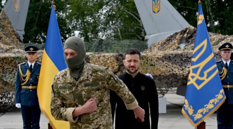 Tổng thống Ukraine Volodymyr Zelenskyy, (giữa) cho biết mục đ&iacute;ch của cuộc tấn c&ocirc;ng t&aacute;o bạo của qu&acirc;n đội nước n&agrave;y nhằm bảo vệ khu vực bi&ecirc;n giới đ&atilde; được lực lượng Nga sử dụng để bắn ph&aacute; v&ugrave;ng Sumy l&acirc;n cận của Ukraine. Ảnh: AFP