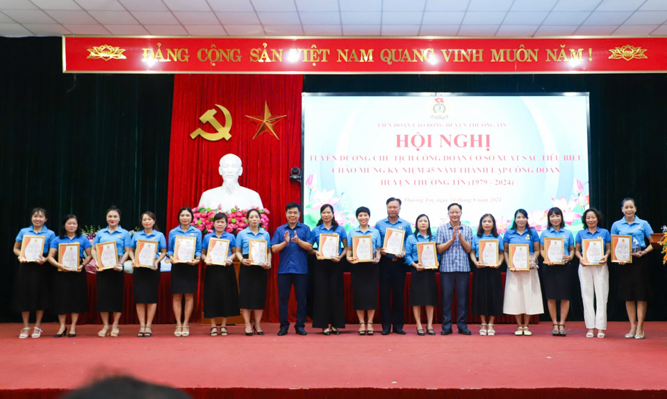 Nhiều c&ocirc;ng đo&agrave;n cơ sở ở huyện Thường T&iacute;n được khen thưởng