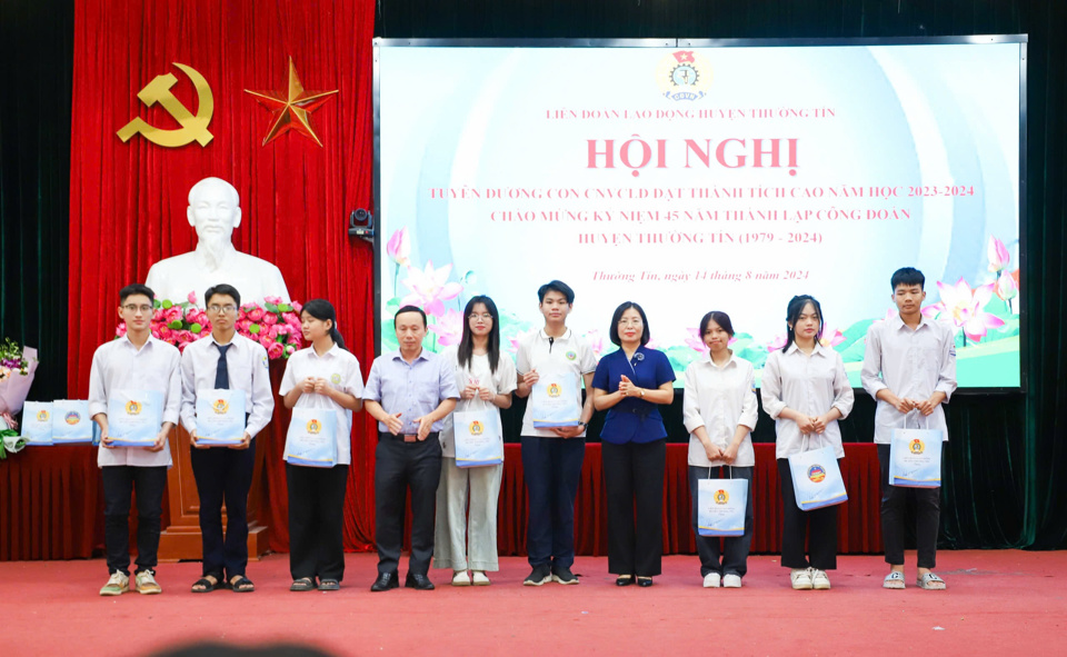 Khen thưởng con c&ocirc;ng nh&acirc;n vi&ecirc;n chức lao động đạt th&agrave;nh t&iacute;ch cao năm học 2023 - 2024