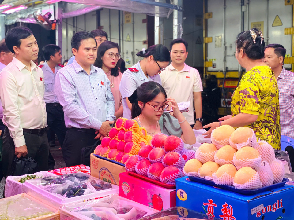 Trưởng Ban VHXH HĐND TP Hồ Ch&iacute; Minh Cao Thanh Bình (thứ 2 từ tr&aacute;i sang) c&ugrave;ng đo&agrave;n gi&aacute;m s&aacute;t ATTP tại chợ n&ocirc;ng sản Thủ Đức v&agrave;o khuya 14 đến rạng s&aacute;ng 15/8.