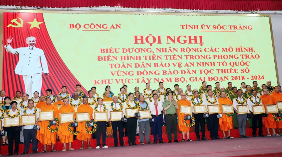 L&atilde;nh đạo Bộ C&ocirc;ng an v&agrave; Tỉnh ủy S&oacute;c Trăng t&ocirc;n vinh c&aacute;c m&ocirc; h&igrave;nh điển h&igrave;nh tại hội nghị.