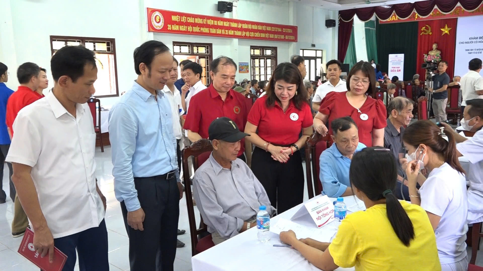 Chương tr&igrave;nh "Kh&aacute;m bệnh, tư vấn sức khỏe, cấp thuốc miễn ph&iacute;" cho c&aacute;c hộ gia đ&igrave;nh ch&iacute;nh s&aacute;ch, người ngh&egrave;o, người c&oacute; ho&agrave;n cảnh kh&oacute; khăn của 2 x&atilde; Cổ Đ&ocirc; v&agrave; Ph&uacute; Cường.