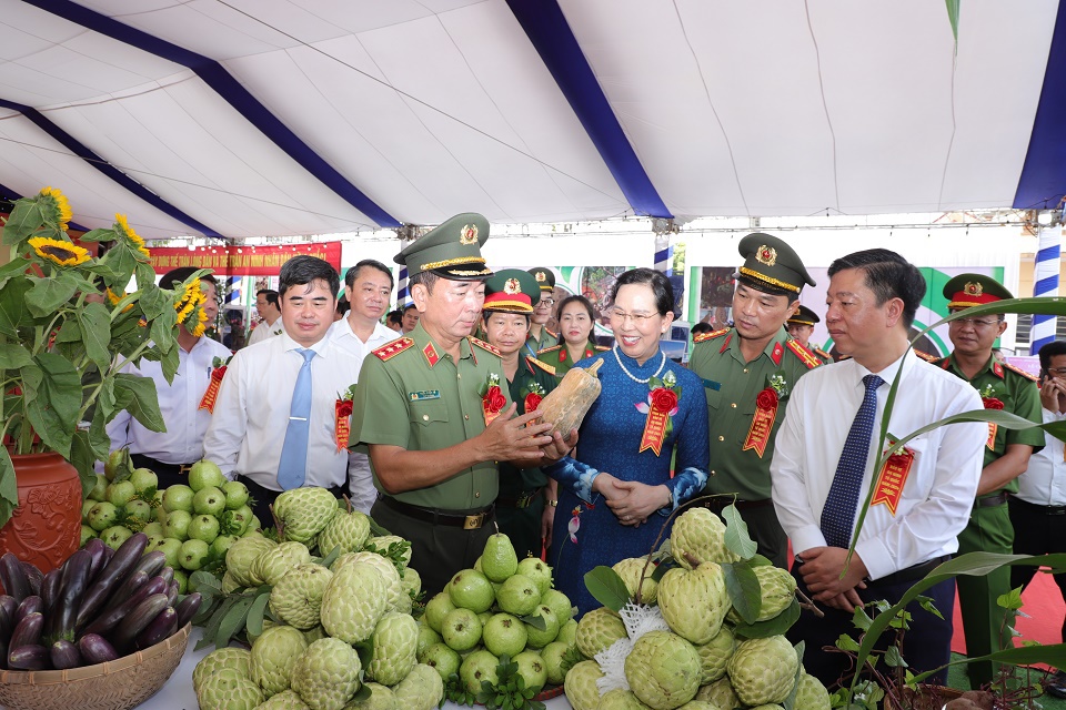 Thượng tướng Trần Quốc Tỏ, Thứ trưởng Bộ C&ocirc;ng an v&agrave; c&aacute;c đại biểu tham quan khu trưng b&agrave;y c&aacute;c sản phẩm OCOP tại x&atilde; Thanh Sơn.