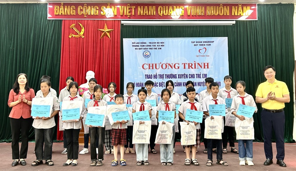 Ph&oacute; Chủ tịch Ủy ban MTTQ TP H&agrave; Nội Đặng Thị Phương Hoa v&agrave; Gi&aacute;m đốc Quỹ Thiện T&acirc;m L&yacute; Minh Tuấn trao kinh ph&iacute; hỗ trợ thường xuy&ecirc;n v&agrave; qu&agrave; cho trẻ em c&oacute; ho&agrave;n cảnh đặc biệt, kh&oacute; khăn huyện Ph&uacute;c Thọ. Ảnh: Trần Oanh