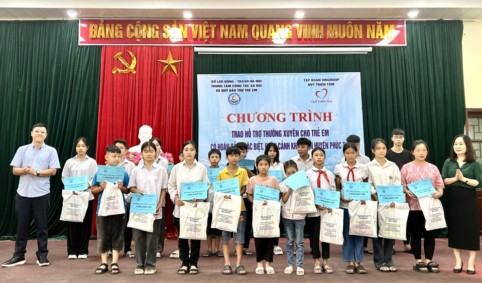 Mỗi trẻ em c&oacute; ho&agrave;n cảnh đặc biệt, kh&oacute; khăn được nhận kinh ph&iacute; hỗ trợ thường xuy&ecirc;n 3.000.000 đồng v&agrave; phần qu&agrave;. Ảnh: Trần Oanh