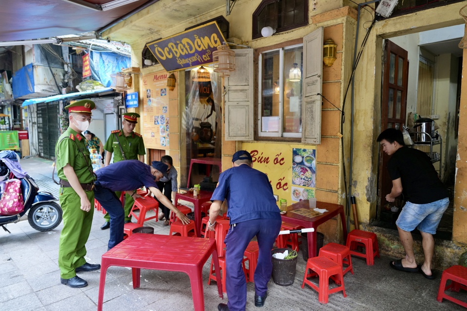 Ban Chỉ đạo 197 phường Nguyễn Trung Trực xử l&yacute; c&aacute;c trường hợp lấn chiếm l&ograve;ng đường vỉa h&egrave; l&agrave;m nơi kinh doanh tr&ecirc;n phố H&agrave;ng B&uacute;n.