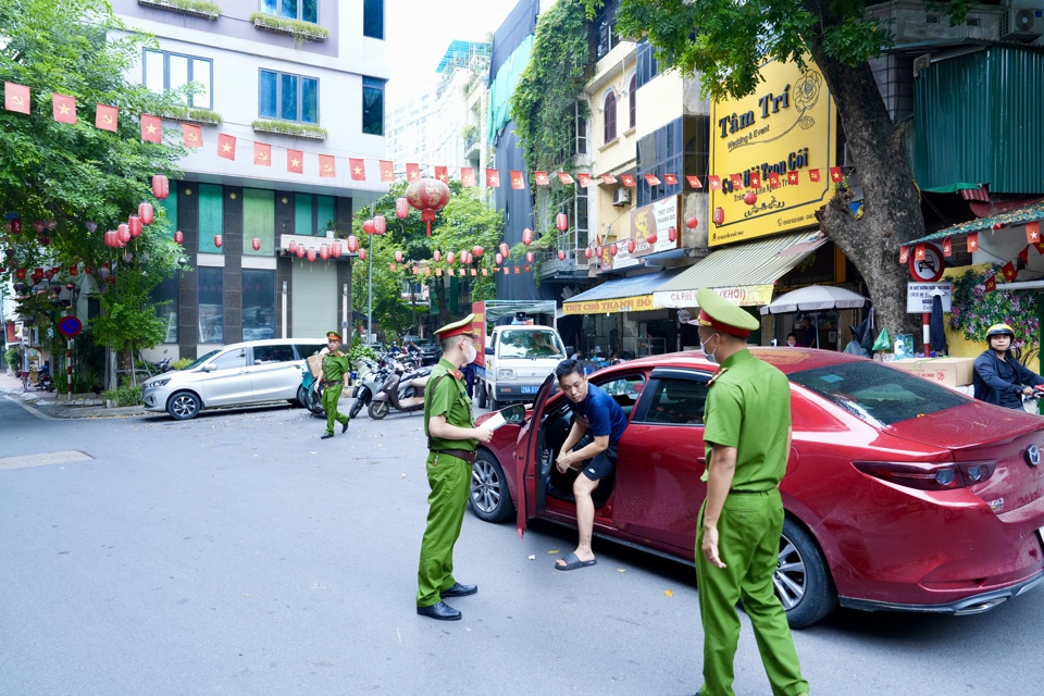 BCĐ 197 phường Nguyễn Trung Trực tuần tra. kiểm so&aacute;t, xử l&yacute; nghi&ecirc;m t&igrave;nh trạng dừng, đỗ xe sai quy định.