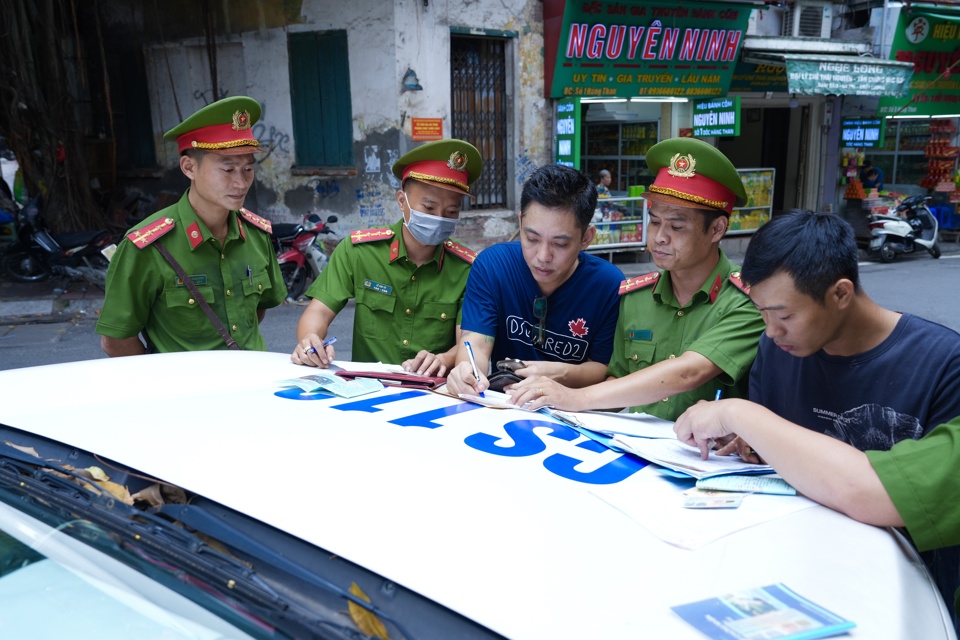 Lực lượng chức năng lập bi&ecirc;n bản xử l&yacute; c&aacute;c trường hợp dừng, đỗ xe sai quy định.