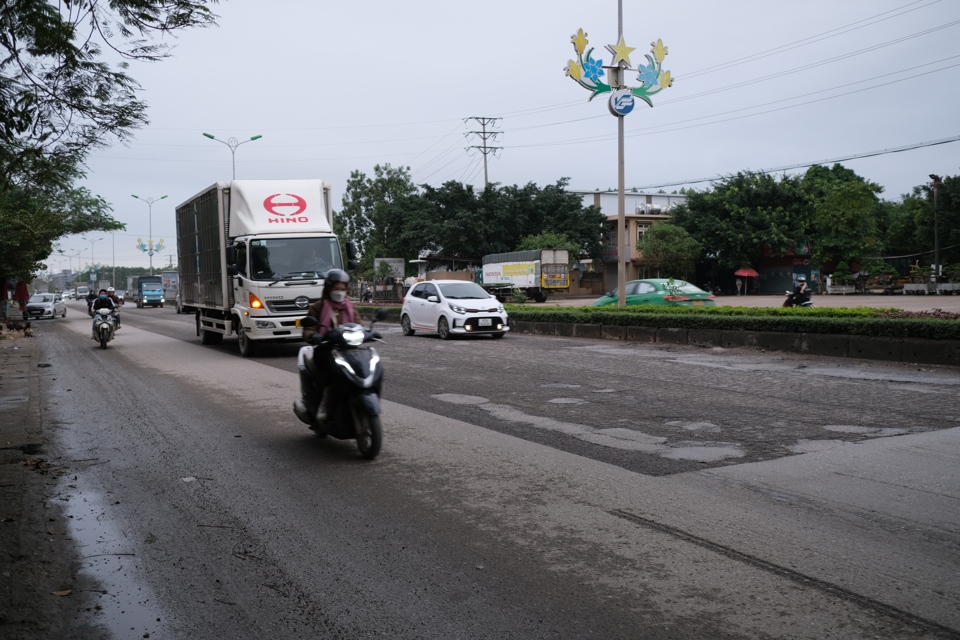 QL2 l&agrave; tuyến đường huyết mạch với lưu lượng phương tiện giao th&ocirc;ng lớn, tuy nhi&ecirc;n, việc tuyến đường n&agrave;y xuống cấp nghi&ecirc;m trọng k&eacute;o d&agrave;i nhiều năm qua đ&atilde; tiềm ẩn nhiều nguy cơ g&acirc;y tai nạn giao th&ocirc;ng. Ảnh: Sỹ H&agrave;o.&nbsp;&nbsp;