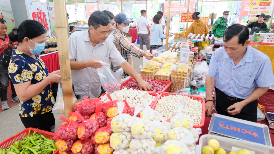 H&agrave;ng ng&agrave;n n&ocirc;ng sản, đặc sản v&ugrave;ng miền v&agrave; thủ đ&ocirc; H&agrave; Nội quy tụ tại tuần h&agrave;ng. Trong ảnh: Tỏi L&yacute; Sơn (Quảng Ng&atilde;i) thu h&uacute;t nhiều người d&acirc;n mua sắm.