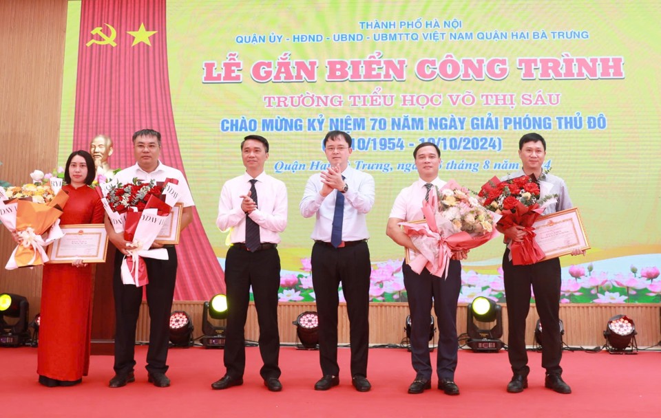 Trưởng ban Thi đua-Khen thưởng TP Nguyễn C&ocirc;ng Bằng v&agrave; Chủ tịch UBND Quận Hai B&agrave; Trưng Nguyễn Quang Trung trao Bằng khen của Chủ tịch UBND TP cho 1 tập thể, 3 c&aacute; nh&acirc;n của quận c&oacute; th&agrave;nh t&iacute;ch&nbsp;tham gia thực hiện c&ocirc;ng tr&igrave;nh&nbsp;