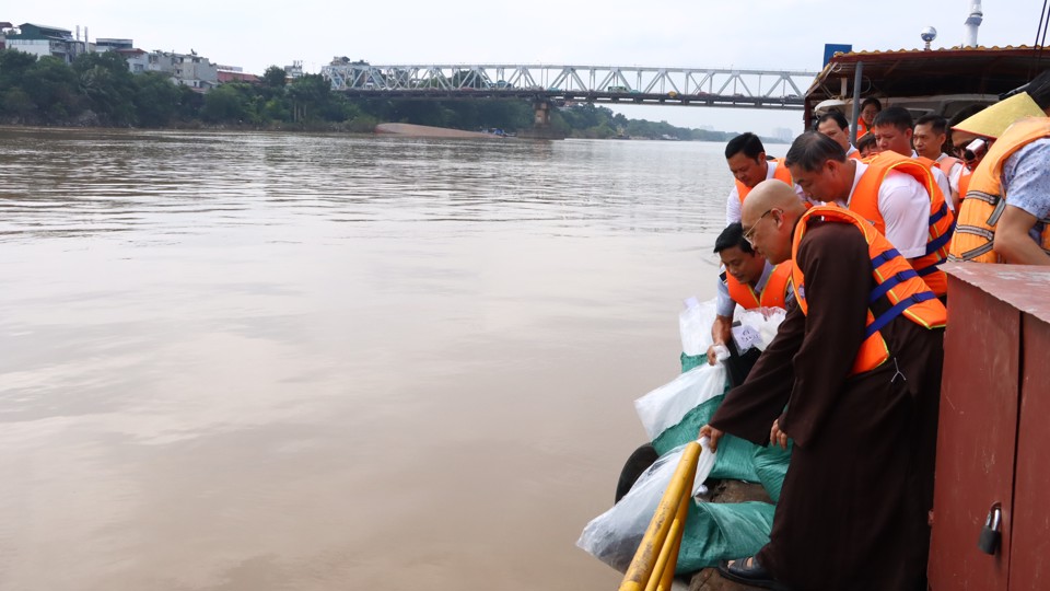 Trong thời gian qua, Chi cục Chăn nu&ocirc;i, Thủy sản v&agrave; Th&uacute; y H&agrave; Nội đ&atilde; đẩy mạnh tuy&ecirc;n truyền về c&ocirc;ng t&aacute;c bảo vệ nguồn lợi thủy sản.