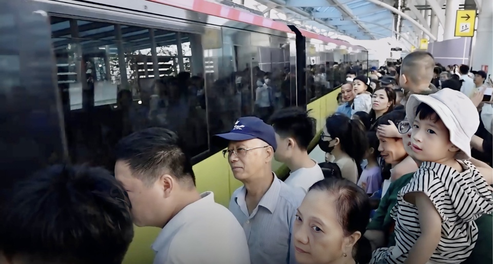 Sau 7 ng&agrave;y đưa v&agrave;o khai th&aacute;c thương mại, tuyến đường sắt đ&ocirc; thị Nhổn - Ga H&agrave; Nội đ&atilde; đ&oacute;n hơn 393.000 lượt h&agrave;nh kh&aacute;ch.