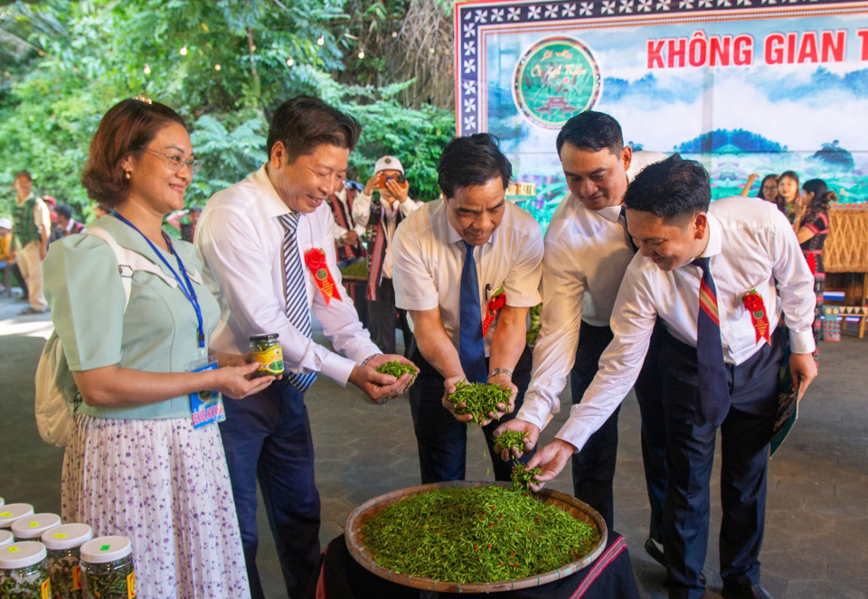 Từ l&acirc;u, ớt A Ri&ecirc;u l&agrave; một trong những loại gia vị quan trọng trong c&aacute;c m&oacute;n ăn v&agrave; trở th&agrave;nh một phần văn h&oacute;a của đồng b&agrave;o Cơ Tu sống tr&ecirc;n d&atilde;y Trường Sơn.