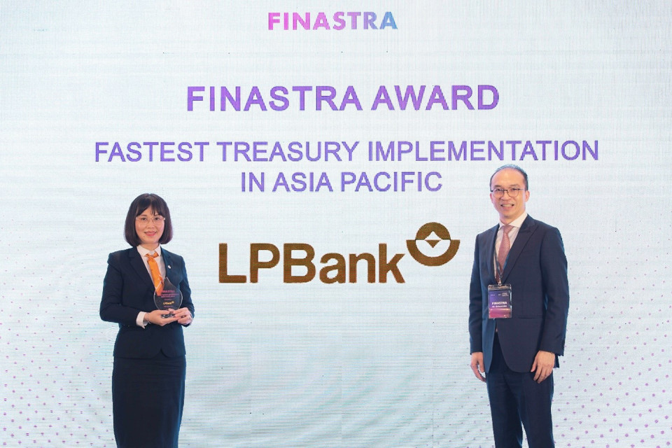 &nbsp;B&agrave; Nguyễn &Aacute;nh V&acirc;n - Ph&oacute; Tổng Gi&aacute;m đốc LPBank nhận giải Ng&acirc;n h&agrave;ng &ldquo;Triển khai hệ thống Kondor Treasury nhanh nhất Ch&acirc;u &Aacute; - Th&aacute;i B&igrave;nh Dương&rdquo;.