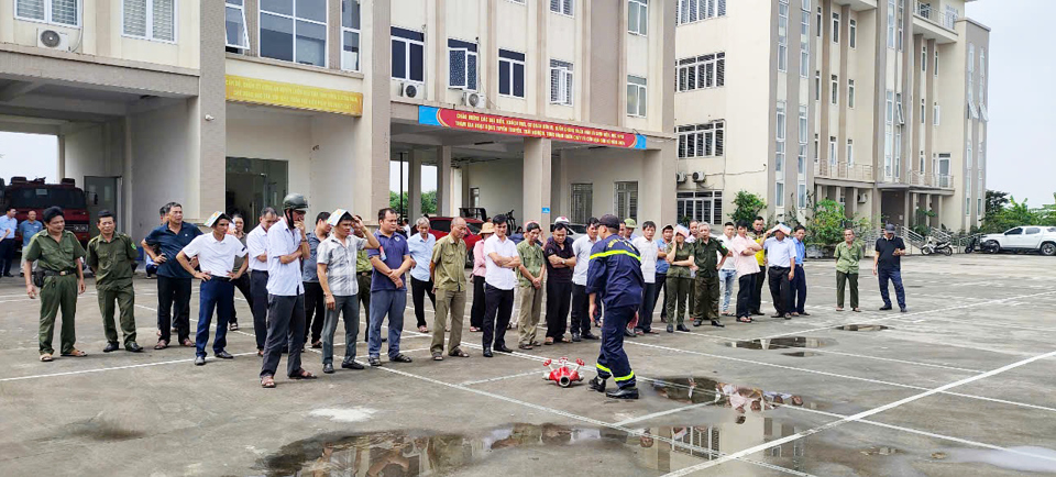 Tập huấn kỹ năng chữa ch&aacute;y cho lực lượng d&acirc;n ph&ograve;ng.