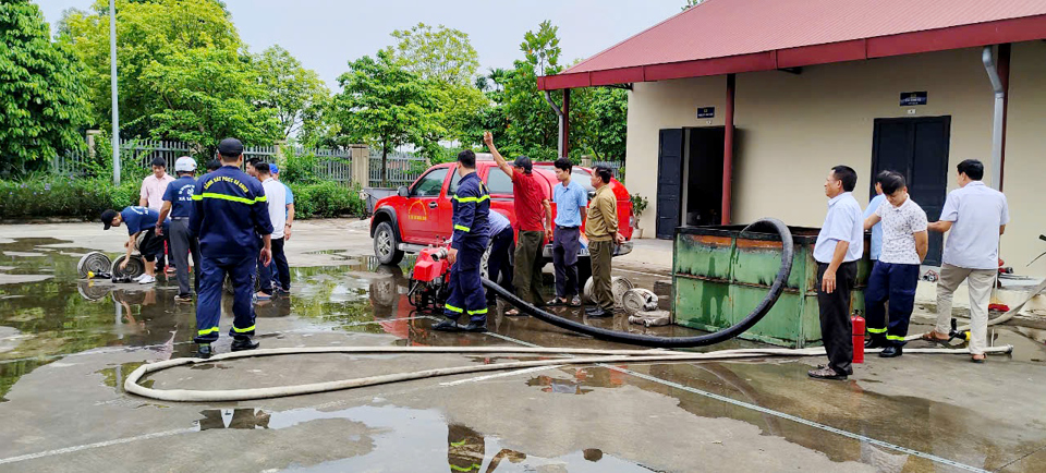 Hướng dẫn cho lực lực lượng d&acirc;n ph&ograve;ng c&aacute;ch sử dụng m&aacute;y bơm chữa ch&aacute;y.