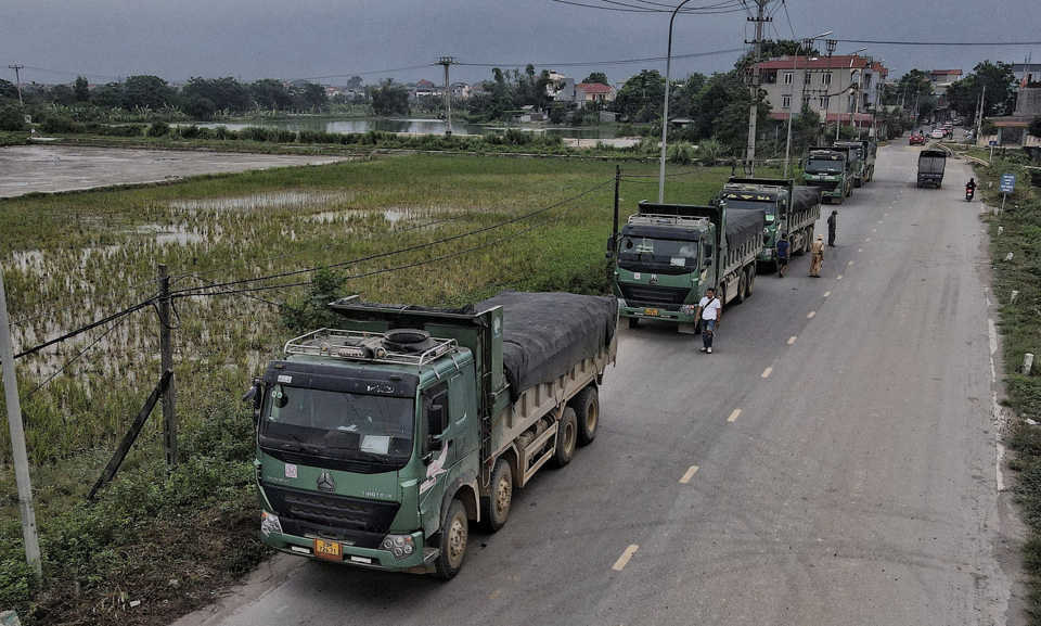 5 phương tiện bị kiểm tra tải trọng cố t&igrave;nh chống đối lực lượng chức năng huyện Thanh Oai.