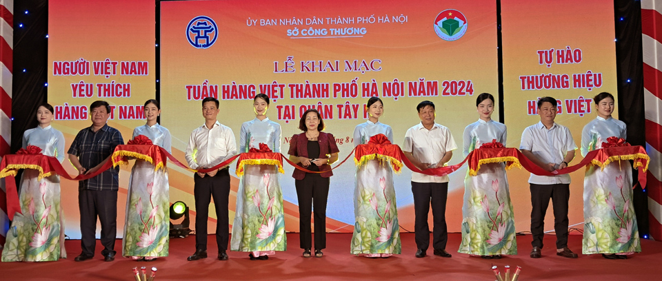 C&aacute;c đại biểu cắt băng khai mạc Tuần h&agrave;ng Việt th&agrave;nh phố H&agrave; Nội năm 2024. Ảnh: Ho&agrave;i Nam