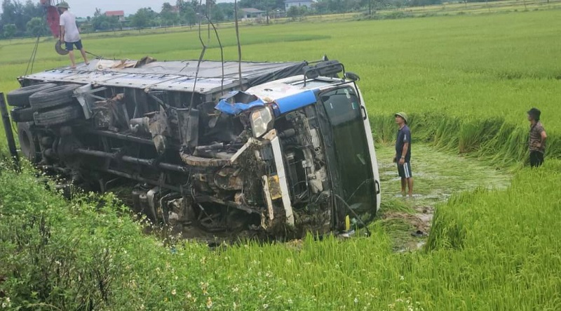 Xe &ocirc; t&ocirc; tải bị lật nghi&ecirc;ng xuống ruộng l&uacute;a, phần đầu xe bị hư hỏng