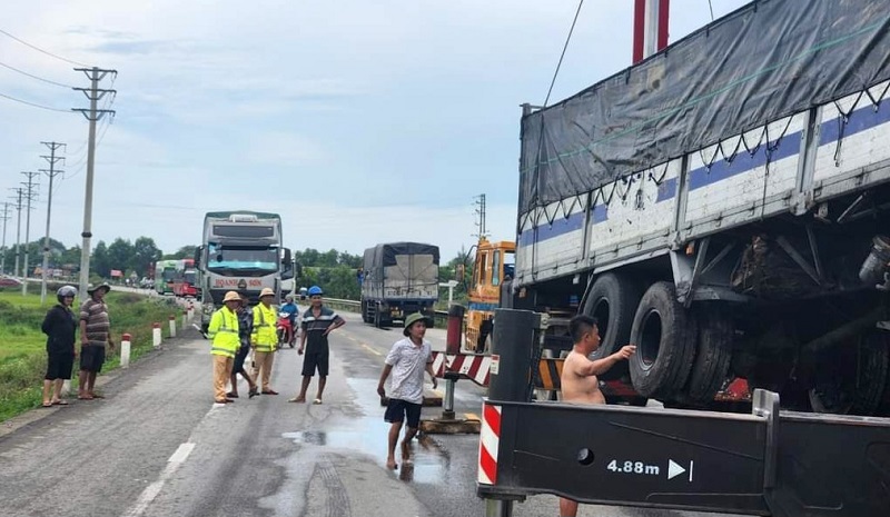 C&aacute;c lực lượng chức năng v&agrave; phương tiện cứu hộ nhanh ch&oacute;ng c&oacute; mặt tại hiện trường cẩu xe tải bị nạn l&ecirc;n bờ