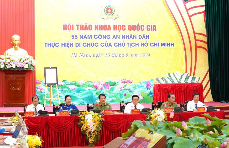 C&aacute;c đồng ch&iacute; l&atilde;nh đạo đồng chủ tr&igrave; Hội thảo. Ảnh: AT