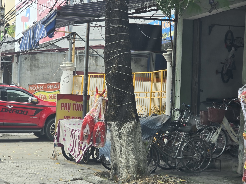 Một cửa h&agrave;ng b&aacute;n h&agrave;ng m&atilde; treo &ocirc;ng ngựa l&ecirc;n c&acirc;y để b&aacute;n c&uacute;ng rằm th&aacute;ng 7 g&acirc;y sự ch&uacute; &yacute; của người đi đường. Ảnh: Vĩnh Qu&acirc;n